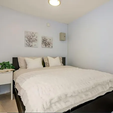 Flat In House With Outstanding Roof Terrace *